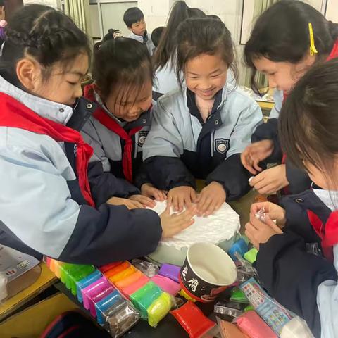 《指尖绽放的生日魔法——记龙泉小学三年级美术彩泥手工课》 ‍