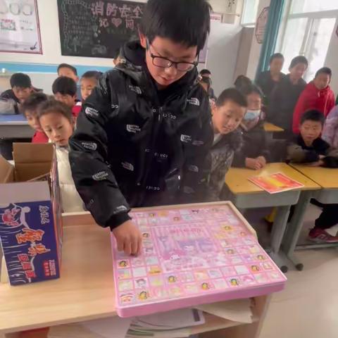 别样的奖励 别样的师生情——姜各庄小学举行期末表彰会