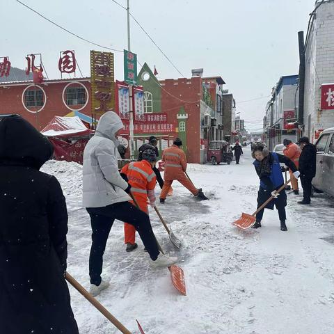 铲雪除冰解民忧  畅通出行暖人心