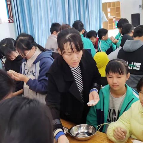 浓浓饺子香，融融暖冬情”——澄江镇兰堂小学六（2）班举办包饺子庆元旦活动