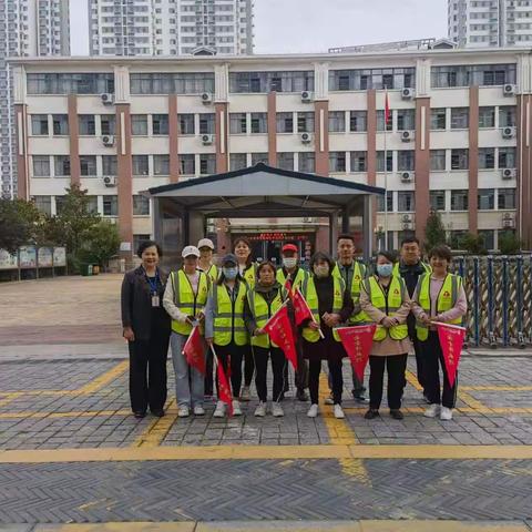 暖心护学岗，护安全护成长——一小东关五年级四班