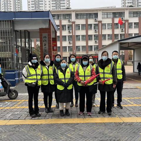 冬日护学岗 温暖上学路——一小东关五年级4班