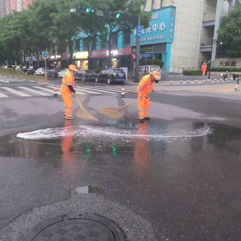 【航天基地城市管理和综合执法局】雨天环卫在行动  冲刷道路靓市容