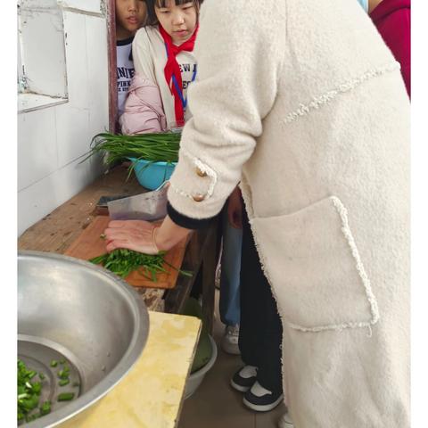 饺子香里笑满堂，劳动实践乐成长——新塘小学五甲班包饺子实践活动纪实