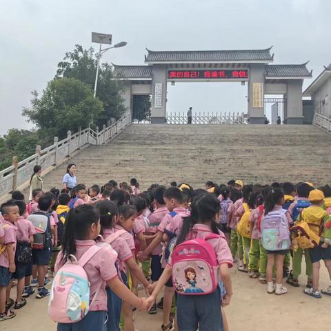 （书香卡幼.走进小学）——“双向衔接，奔赴未来”幼小衔接活动之“参观小学”