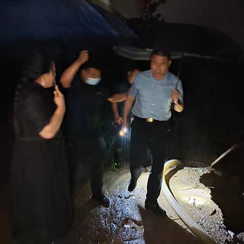 防汛一线显担当，风雨中的“守护人”