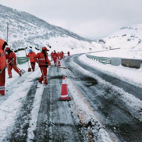 保通有我 保畅先行——玛曲公路段全力开展春雪防滑保通工作