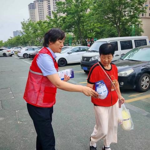 泗阳农商行吾悦支行开展整治拒收人民币现金宣传活动