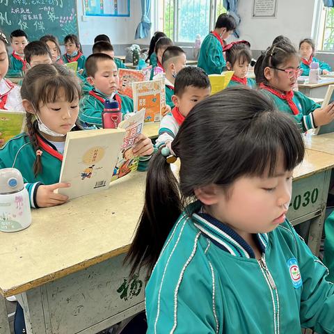 带走满腹知识，留下一架好书——杨官寨小学二年级1班读书月活动实录