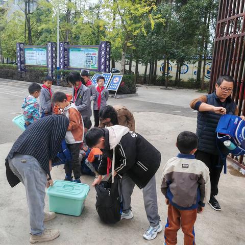 平安校园 安全相伴——腊山街道芦沟小学开展管制刀具、危险玩具以及小零食收缴行动