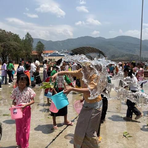 勐戛中心小学2023年校园泼水狂欢