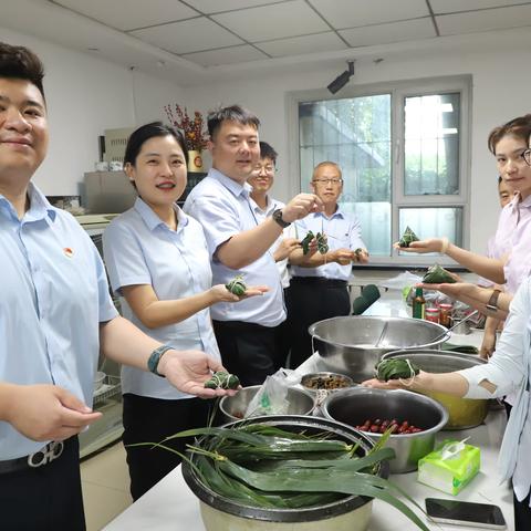 粽叶飘香迎端午，情系一线暖人心 --花园支行手工包粽子暨一线慰问活动