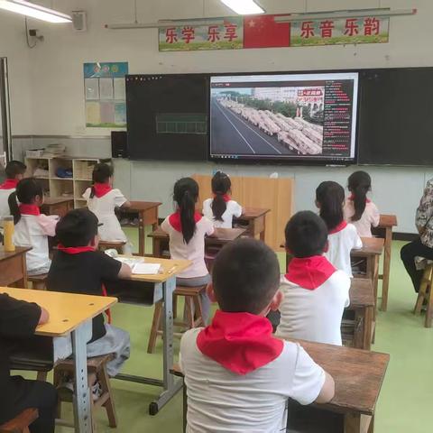 观看九三阅兵 弘扬爱国主义精神