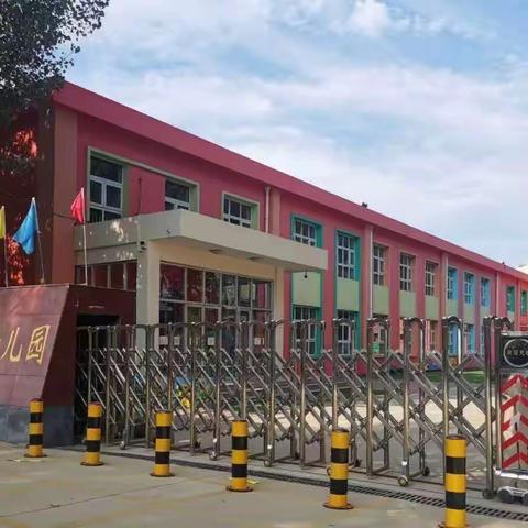 “警”握小手 安全“童”行