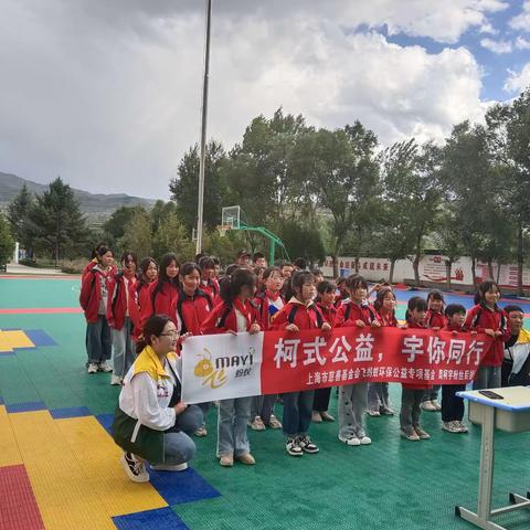 秋雨绵绵赠衣物 爱心满满暖人心——上海飞蚂蚁环保公益专项基金为杨家小学贫困学生捐赠衣物