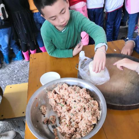 巧手包饺子 劳动促发展