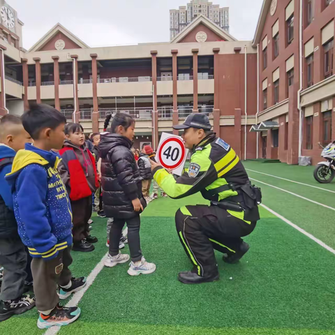 【预热122“全国交通安全日”】警幼手牵手   安全一起走