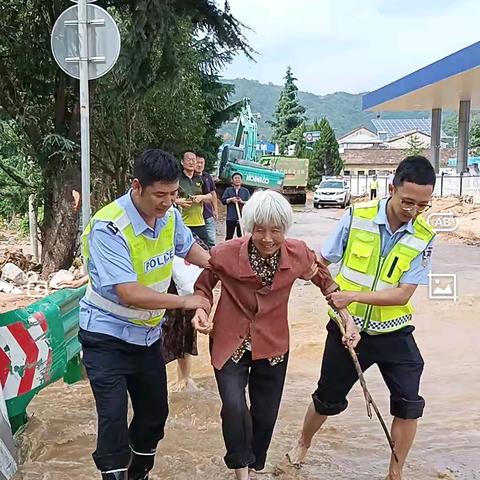 闻汛迎战暴雨    昼夜鏖战酷暑——渭滨交警全力以赴做好防汛抢险救援安全保畅工作