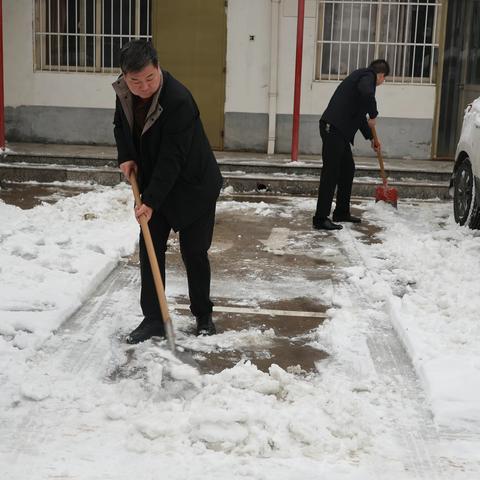 扫雪除冰 安全护行丨永年区教体系统以雪为令，迅速行动除隐患