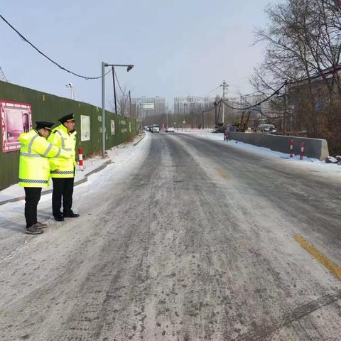 雪后道路巡查   保障出行安全