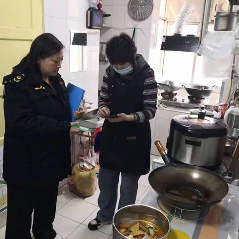 柏树林市场监管所开展“小饭桌”食品安全专项检查