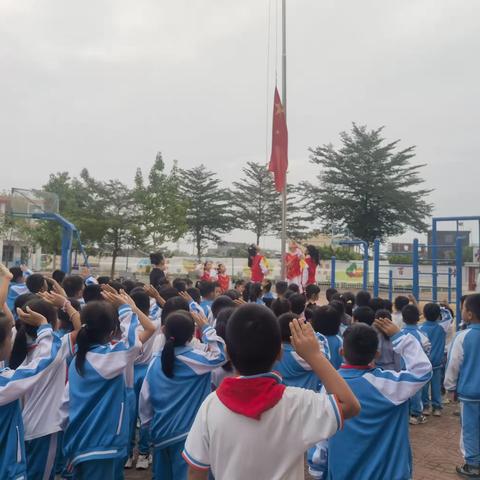 星星火炬下，争做好队员 ——坡心中心小学2023年秋季一年级新队员入队仪式