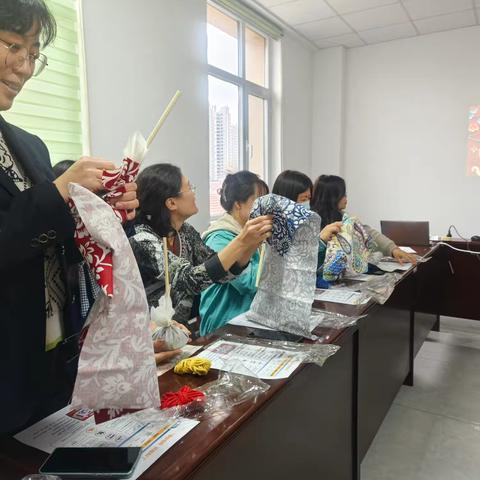 国网东光县供电公司退休女职工齐聚一堂，共赴艾灸锤制作体验之旅