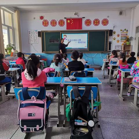 整理书桌和书包，小小巧手在行动---小牛群小学一年二班班心课记录