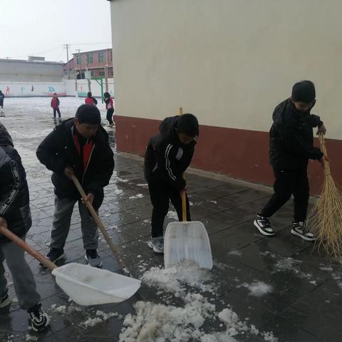 银雪飘瑞，情动校园 ——六年级高义天等同学义务扫雪表扬通告