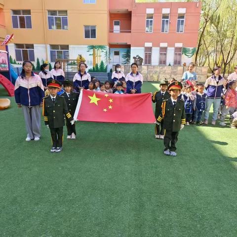 快乐迎五一，劳动润童心——奋斗小学慧泽幼儿园劳动节主题升旗活动