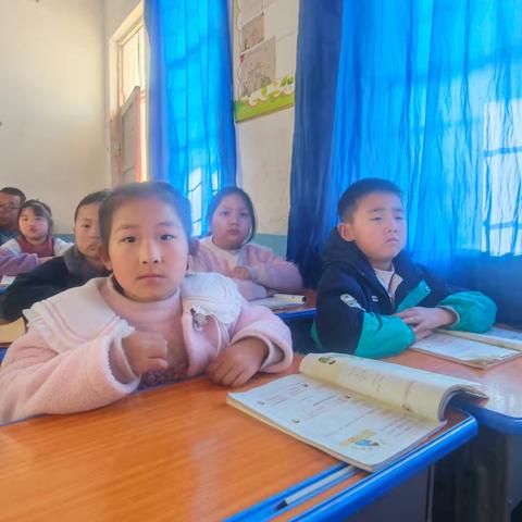 听评学思行，让“研”途绽放芬芳——瓦店镇中心小学听评课活动