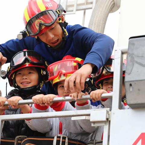 “萌娃”消防员初体验——记德宏州幼儿园总园中一班零距离参观消防大队活动