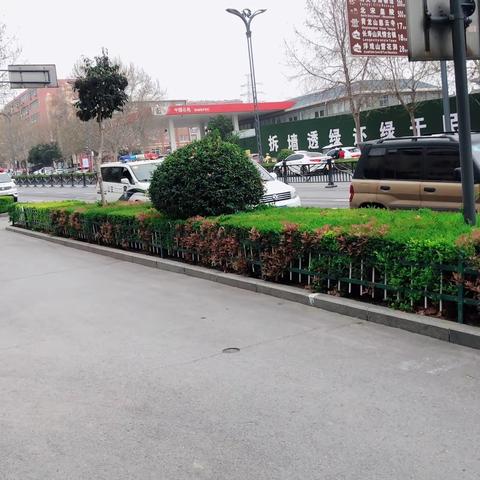 明阳二期大门口出口处以前市政和园林规划没有留口，导致小区车辆出入很不畅通，消防车进不到小区。