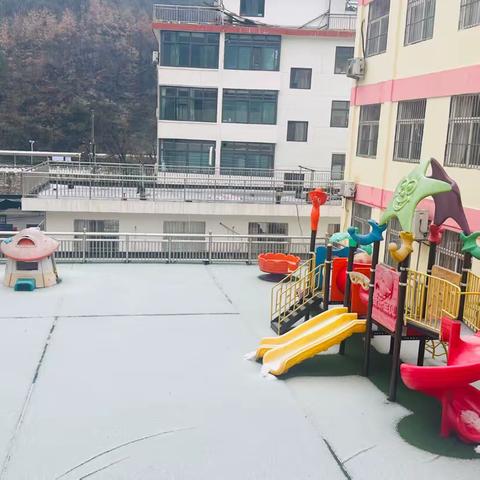 防范暴雪天气，关注冬季安全——高峰镇中心幼儿园应对极端恶劣天气主题活动及温馨提示