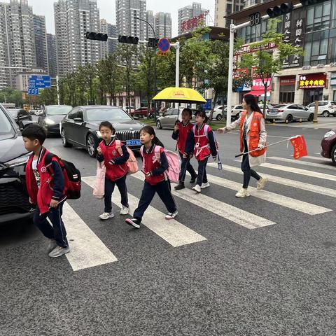 风雨护学岗 暖心护成长