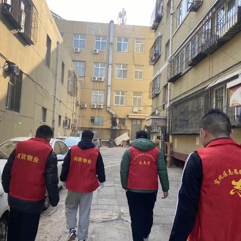 【争一流 当冠军】大北街街道宣赤路北社区清理小区“僵尸车”解决居民“堵心事”