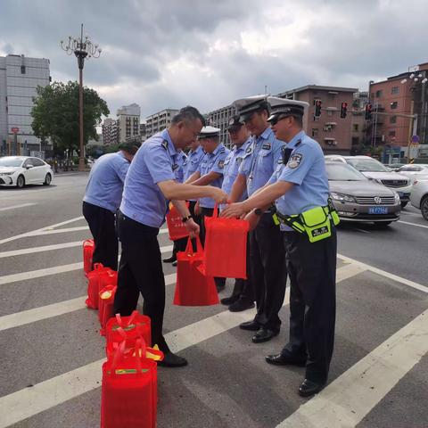 高温慰问送清凉，情系基层暖警心——东湖交警大队领导率队慰问一线交警