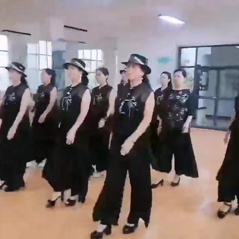 嘉乐园老年大学新区分校2025年秋季模特课开课啦！