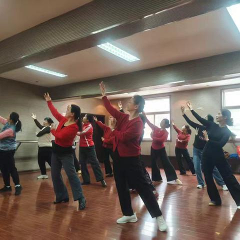 嘉乐园老年大学民族舞班 开课简讯