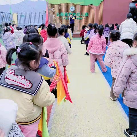 云阳县育苗幼儿园 第二周升旗仪式–我爱我的幼儿园