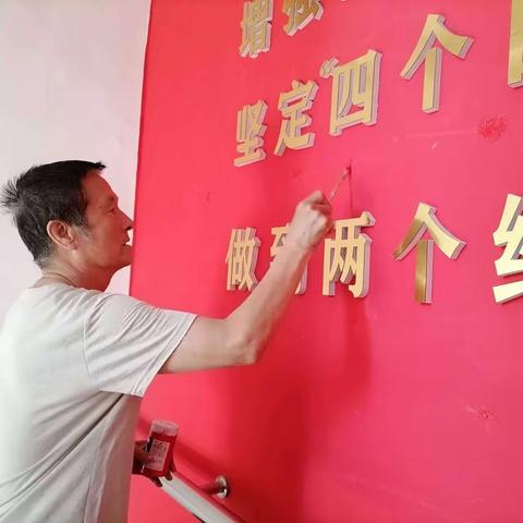 雷锋社区日报（第1259期）老党员爱“找茬” 破损墙面迅速修补