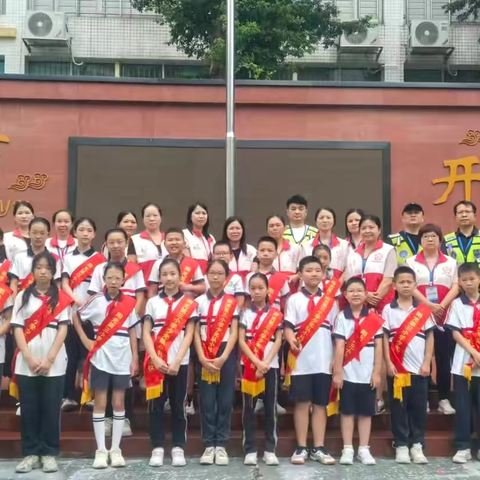 家校护学岗 ‍风雨无阻    守护成长