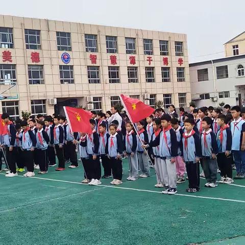 南曲沟小学举行“读好书，做真人”主题升旗仪式