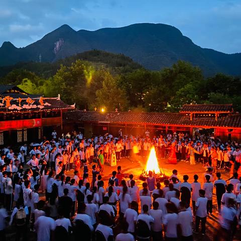 铜仁市碧江区铜仁外国语学校高二年级(5）班赴梵净山生态旅游区“读行最美铜仁，谱写青春之歌”研学活动