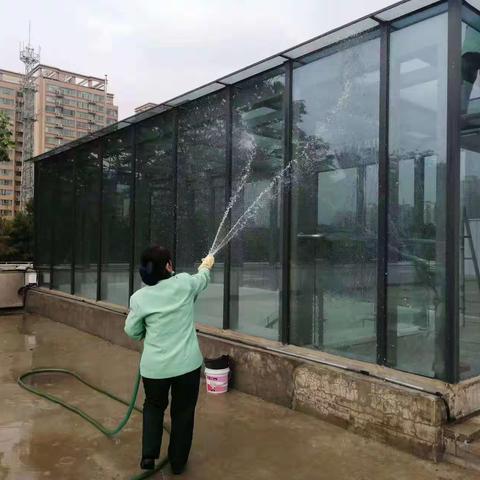 开展玻璃清洗活动，创建明亮卫生环境