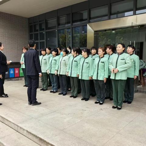 清扫清洁坚持做，亮丽环境真不错