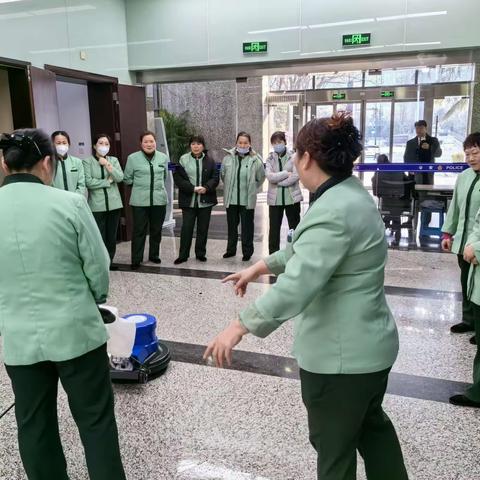 强技能，提服务—单建项目组织保洁人员练习使用洗地机操作