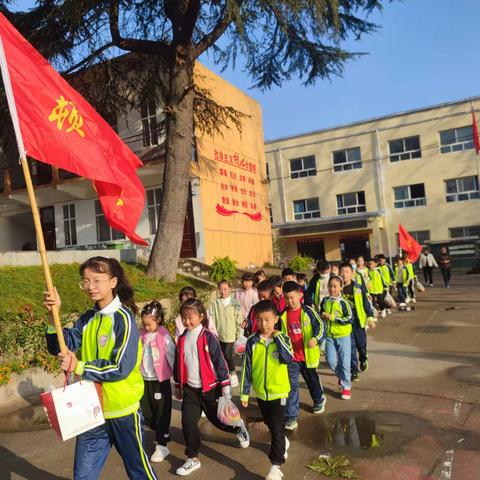 “情暖金秋  爱在重阳”----九街镇顿庄小学走进九街敬老院践行孝老爱亲传统美德