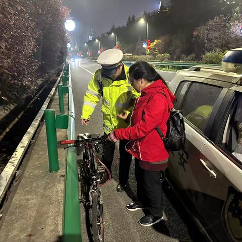 夜晚群众误入快速路，交警火速处置保平安