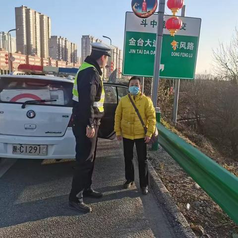 渭滨铁骑暖心护送迷路老人